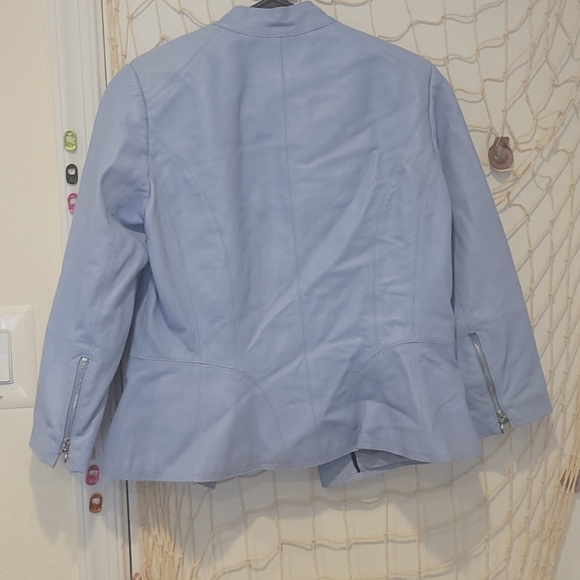 White House Black Market - Picture 2 of 4